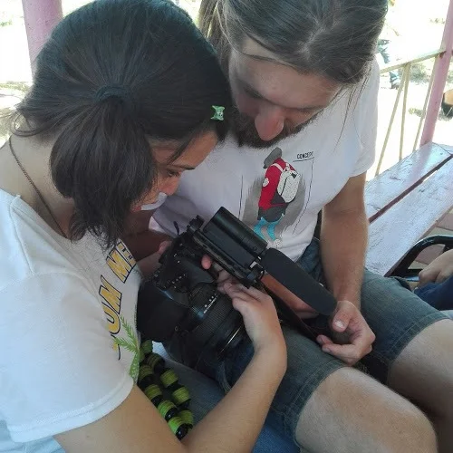 Мелине не видит.