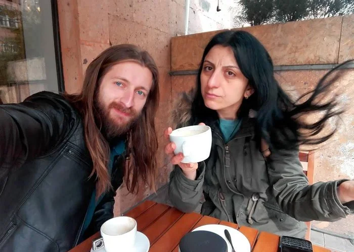 Два человека запускают кое-что новое